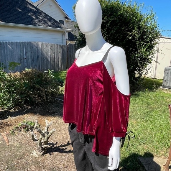 NWT ROMEO & Juliet Couture Burgundy Velvet Open Tie Back Cold Shoulder Top - Picture 9 of 12